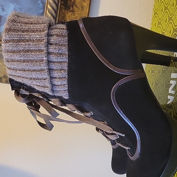 Gianni B 3.5 inch black suede boots sz 8 with oatmeal cuffs which lace up - Picture 3 of 8